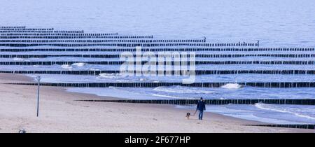 Koserow, Deutschland. März 2021, 22nd. Der Strand an der Steilküste der Ostseeinsel Usedom ist fast menschenleer. Quelle: Jens Büttner/dpa-Zentralbild/ZB/dpa/Alamy Live News Stockfoto