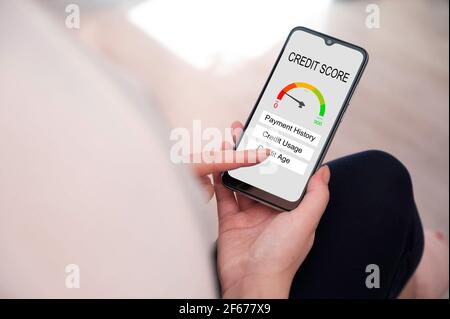 Kredit-Score-Konzept auf dem Bildschirm des Smartphones, Überprüfung der Zahlungsverlauf. Konzept des Online-Banking. Stockfoto