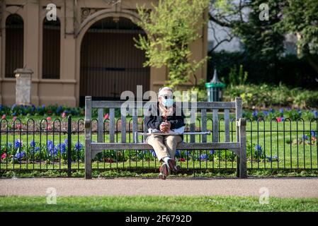 Leamington Spa, Warwickshire, Großbritannien, 30th. März 2021: Alle Menschen, jung und alt, gingen auf die Felder, um in einem plötzlichen Schock der britischen Sonne heute zu baden, perfekt zeitlich mit einer Verringerung der Sperrbeschränkungen, so dass mehr Menschen im Freien zu versammeln. Kredit: Ryan Underwood / Alamy Live Nachrichten Stockfoto