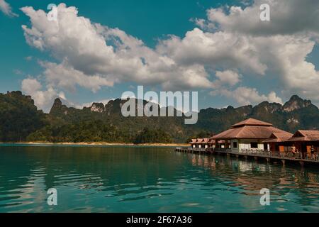 Luxus Floßhäuser Resort am Cheow Lan See im Khao Sok Nationalpark, Thailand. Postkarte, Poster, Tapete Stockfoto