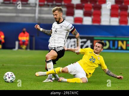 Budapest, Ungarn. März 2021, 30th. Fußball, U-21 Männer: Europameisterschaft, Deutschland - Rumänien, Vorrunde, Gruppe A, Matchday 3, Bozsik Arena. Der deutsche Niklas Dorsch im Kampf gegen den rumänischen Alexandru Matan (r). Kredit: Marton Monus/dpa/Alamy Live Nachrichten Stockfoto