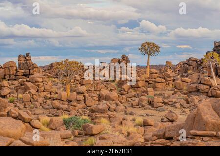 Massiver Dolerit Felsformationen auf Giant's Playground bei Keetmanshoop, Namibia, Afrika, Hintergrund wolkig Stockfoto