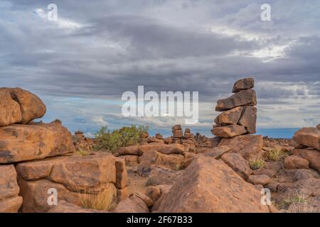 Massiver Dolerit Felsformationen auf Giant's Playground bei Keetmanshoop, Namibia, Afrika, Hintergrund wolkig Stockfoto