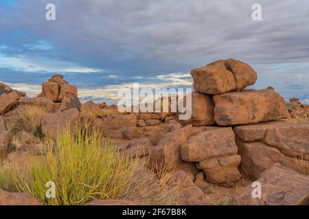 Massiver Dolerit Felsformationen auf Giant's Playground bei Keetmanshoop, Namibia, Afrika, Hintergrund wolkig Stockfoto