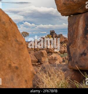 Massiver Dolerit Felsformationen auf Giant's Playground bei Keetmanshoop, Namibia, Afrika, Hintergrund wolkig, vertikal Stockfoto