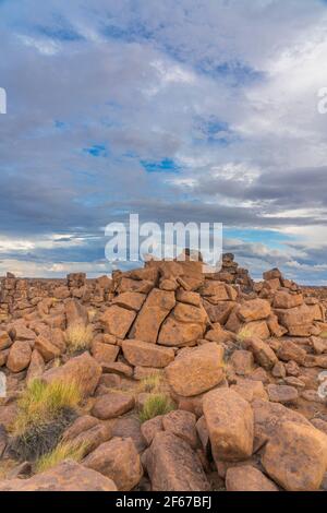 Massiver Dolerit Felsformationen auf Giant's Playground bei Keetmanshoop, Namibia, Afrika, Hintergrund wolkig, vertikal Stockfoto