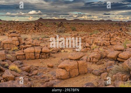 Massiver Dolerit Felsformationen auf Giant's Playground bei Keetmanshoop, Namibia, Afrika, Hintergrund wolkig Stockfoto