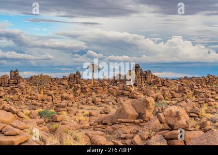 Massiver Dolerit Felsformationen auf Giant's Playground bei Keetmanshoop, Namibia, Afrika, Hintergrund wolkig Stockfoto