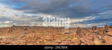 Massiver Dolerit Felsformationen auf Giant's Playground bei Keetmanshoop, Namibia, Afrika, Hintergrund wolkig Himmel, Panorama Stockfoto
