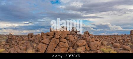 Massiver Dolerit Felsformationen auf Giant's Playground bei Keetmanshoop, Namibia, Afrika, Hintergrund wolkig Stockfoto