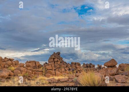 Massiver Dolerit Felsformationen auf Giant's Playground bei Keetmanshoop, Namibia, Afrika, Hintergrund wolkig Stockfoto