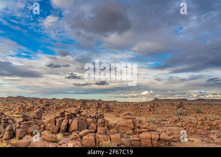 Massiver Dolerit Felsformationen auf Giant's Playground bei Keetmanshoop, Namibia, Afrika, Hintergrund wolkig Stockfoto