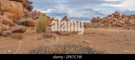 Massiver Dolerit Felsformationen auf Giant's Playground bei Keetmanshoop, Namibia, Afrika, Hintergrund wolkig Himmel, Panorama Stockfoto