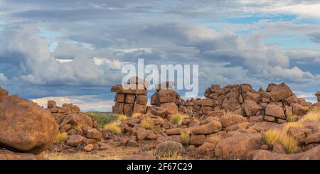 Massiver Dolerit Felsformationen auf Giant's Playground bei Keetmanshoop, Namibia, Afrika, Hintergrund wolkig Himmel, Panorama Stockfoto
