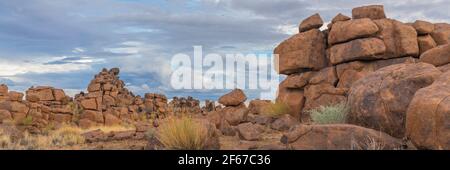 Massiver Dolerit Felsformationen auf Giant's Playground bei Keetmanshoop, Namibia, Afrika, Hintergrund wolkig Himmel, Panorama Stockfoto