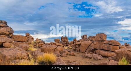Massiver Dolerit Felsformationen auf Giant's Playground bei Keetmanshoop, Namibia, Afrika, Hintergrund wolkig Stockfoto