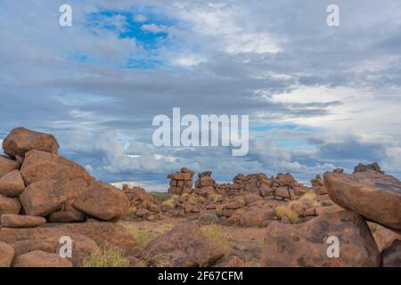 Massiver Dolerit Felsformationen auf Giant's Playground bei Keetmanshoop, Namibia, Afrika, Hintergrund wolkig Stockfoto