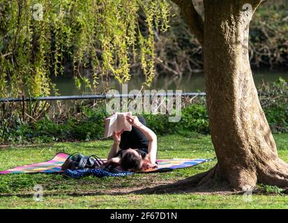 Leamington Spa, Warwickshire, Großbritannien, 30th. März 2021: Alle Menschen, jung und alt, gingen auf die Felder, um in einem plötzlichen Schock der britischen Sonne heute zu baden, perfekt zeitlich mit einer Verringerung der Sperrbeschränkungen, so dass mehr Menschen im Freien zu versammeln. Kredit: Ryan Underwood / Alamy Live Nachrichten Stockfoto