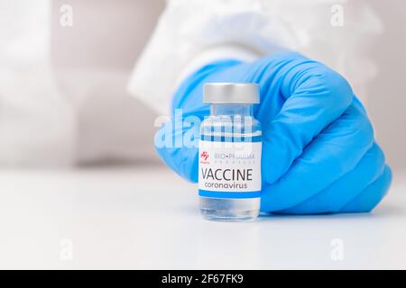 Bio Pharma-Impfstoff gegen SARS-Cov-2, Coronavirus oder Covid-19, vom Arzt in Gummihandschuhen auf den Tisch gelegt, März 2021, San Francisco, USA Stockfoto