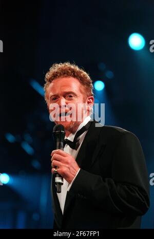 Mick Hucknall von Simply Red tritt am 2000during. Januar in Greenwich auf Die Millenniumsfeiern im Millennium Dome Stockfoto