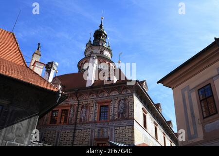 Blick auf Cesky Krumlov Schloss aus dem Hinterhof in der Tschechischen republik Stockfoto