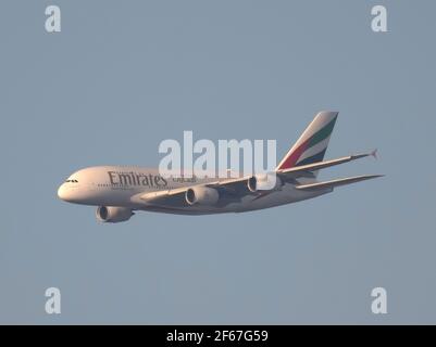 London, Großbritannien. 30. März 2021. Ein Emirates Airbus A380 auf dem letzten Anflug nach London Heathrow von Dubai bei warmem Abendsonne. Nach einer Beruhigung während des Höhepunkts der Covid-19-Pandemie aufgrund niedriger Passagierzahlen steigt die Zahl der großen Passagierjets, die nach Heathrow zurückkehren. Quelle: Malcolm Park/Alamy Live News Stockfoto