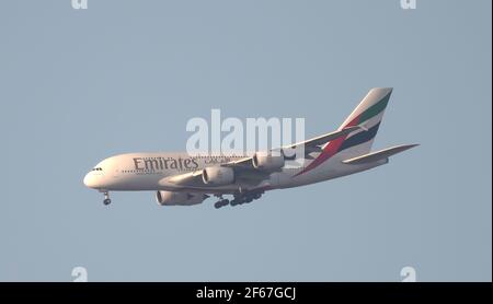 London, Großbritannien. 30. März 2021. Ein Emirates Airbus A380 auf dem letzten Anflug nach London Heathrow von Dubai bei warmem Abendsonne. Nach einer Beruhigung während des Höhepunkts der Covid-19-Pandemie aufgrund niedriger Passagierzahlen steigt die Zahl der großen Passagierjets, die nach Heathrow zurückkehren. Quelle: Malcolm Park/Alamy Live News Stockfoto