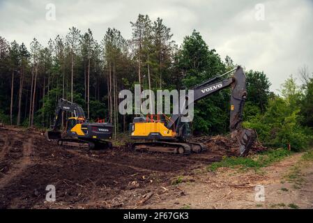 Bulgarien, Polski trambesh, 20th. MAI 2020: Zwei Kettenbagger graben das Gelände auf einem Hang während des Baus von South Stream Pipeline Stockfoto