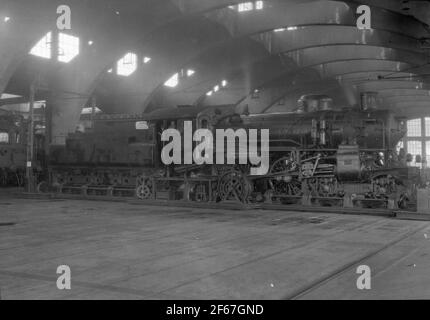 Die Staatsbahnen, SJ B 1385. Die B 1385 war bis 1936 im Bezirk. Die Lokomotive war mit dem Vakuumbremsapparat im Jahr 1929 und erhielt Turboelektrik im Jahr 1931, so ist dies über diesen Zeitraum. Der Speisewasservorwärmer blieb bis 1938 und es kam danach eine geschlossene Kabine. Das elektrische Warnschild änderte sich zu diesem Zeitpunkt auf ÅSKIGG.TT Stockfoto