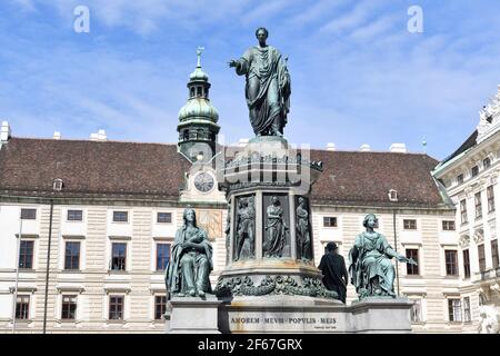 Wien, Österreich. In der Burg (Hofburg) mit dem monumentalen Denkmal Kaiser Franz I. im Zentrum Stockfoto