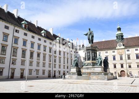 Wien, Österreich. In der Burg (Hofburg) mit dem monumentalen Denkmal Kaiser Franz I. im Zentrum Stockfoto