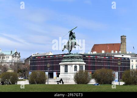 Wien, Österreich. Reiterstatue des Erzherzogs Karl von A. D. Fernkorn mit dem provisorischen parlamentsgebäude im Hintergrund Stockfoto