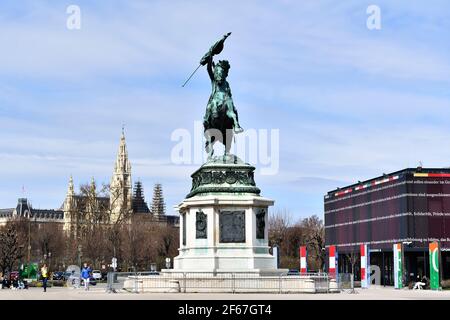 Wien, Österreich. Reiterstatue des Erzherzogs Karl (von A. D. Fernkorn mit dem provisorischen parlamentsgebäude und dem Rathaus im Hintergrund Stockfoto