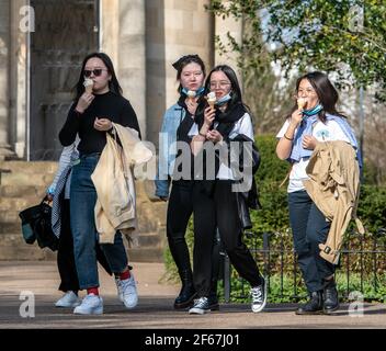 Leamington Spa, Warwickshire, Großbritannien, 30th. März 2021: Alle Menschen, jung und alt, gingen auf die Felder, um in einem plötzlichen Schock der britischen Sonne heute zu baden, perfekt zeitlich mit einer Verringerung der Sperrbeschränkungen, so dass mehr Menschen im Freien zu versammeln. Kredit: Ryan Underwood Stockfoto