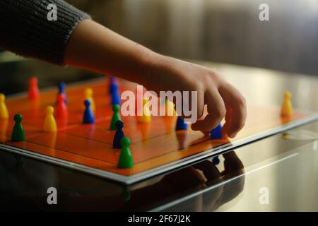 Die Hände des Kindes sind aus der Nähe. Brettspiele-Konzept. Stockfoto