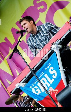 Scouting for Girls, die live auf der Bühne der Midlands singen Festival 2010 Stockfoto