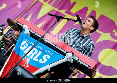 Scouting for Girls, die live auf der Bühne der Midlands singen Festival 2010 Stockfoto