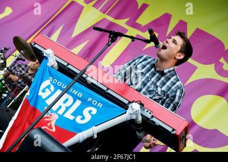 Scouting for Girls, die live auf der Bühne der Midlands singen Festival 2010 Stockfoto