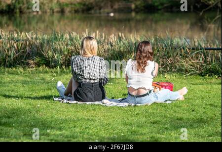 Leamington Spa, Warwickshire, Großbritannien, 30th. März 2021: Alle Menschen, jung und alt, gingen auf die Felder, um in einem plötzlichen Schock der britischen Sonne heute zu baden, perfekt zeitlich mit einer Verringerung der Sperrbeschränkungen, so dass mehr Menschen im Freien zu versammeln. Kredit: Ryan Underwood Stockfoto