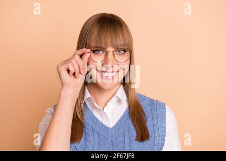 Foto-Porträt von schönen Modell smart clever tragen Brille blau Großes Lächeln auf pastellbeigefarbenem Hintergrund Stockfoto