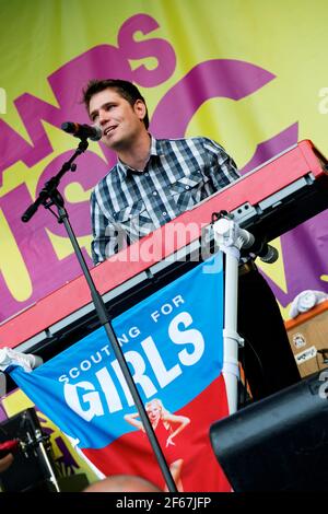 Scouting for Girls, die live auf der Bühne der Midlands singen Festival 2010 Stockfoto