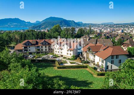 Panoramablick auf Häuser mit Stadt im Hintergrund. Luftaufnahme von Wohnimmobilien in Annecy, Frankreich Stockfoto