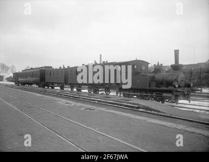 NOJ LOK 11. Dampflokomotive mit Personenwagen. Die Lokomotive wurde um 1860 von Manning Wardle und Co Leeds in England hergestellt, Fertigungsnummer MW 325. Der Vorname war Clark,1870 verkauft an NOV, Nässjö - Oskarshamn Eisenbahn bekam Wurf noj 11, und neuen Namen Storebro. Wurde 1928 verschrottet. Stockfoto