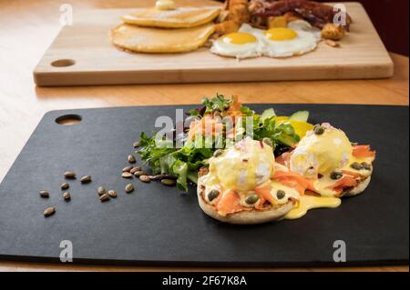 A West Coast Eggs Benedict, pochierte Eier, Sauce Hollandaise, geräucherter Lachs, Zwiebeln, Und Kapern. Stockfoto