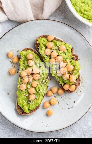 Vegane Toasts mit Avocado und Kichererbsen Draufsicht Stockfoto