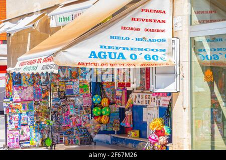 Punta Umbría, Huelva, Spanien - 21. März 2021: Typisches Geschäft mit Zeitungen und Zeitschriften, Spielzeug, Strandartikeln und Souvenirs in der Straße "Calle Ancha" von Stockfoto