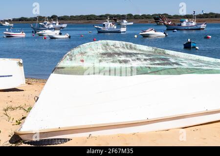 Angelboot Erholung am Sandstrand mit Blick auf das blaue Meer in Punta Umbria, Huelva, Andalusien, Spanien Stockfoto