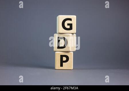 BIP, Symbol für gute Verteilungspraxis. Konzeptworte "GDP, gute Verteilungspraxis" auf Kuben auf einem schönen grauen Hintergrund. Wirtschaft und BIP, goo Stockfoto