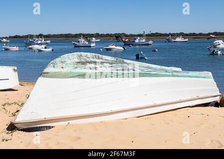 Angelboot Erholung am Sandstrand mit Blick auf das blaue Meer in Punta Umbria, Huelva, Andalusien, Spanien Stockfoto