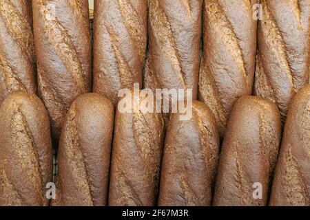 Bäckerei - Gold rustikale knusprige Brote und Brötchen. Ausgewählter Fokus Stockfoto